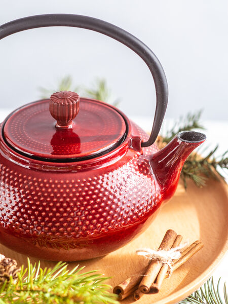 Glazed Iron Teapots: Pros and Cons In choosing any iron teapot, it’s important to lift it up and down several times, to match your comfort level with the movement, reminding yourself that the pot will be considerably heavier when filled with water. A perfect reason to choose several smaller pots!