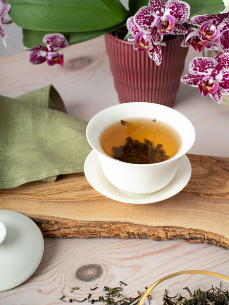 Best Teas to Re-Steep for Extra Cups and Taste Dating back to the Ming Dynasty, the gaiwan is a traditional brewing vessel that literally translates to "lid and bowl". Our Classic Gaiwan is made of white glazed porcelain and consists of three parts: a saucer, bowl, and lid. The gaiwan is a preferred brewing vessel for loose teas as it allows for the appreciation of delicate aromas emanating from the fragrant leaves.